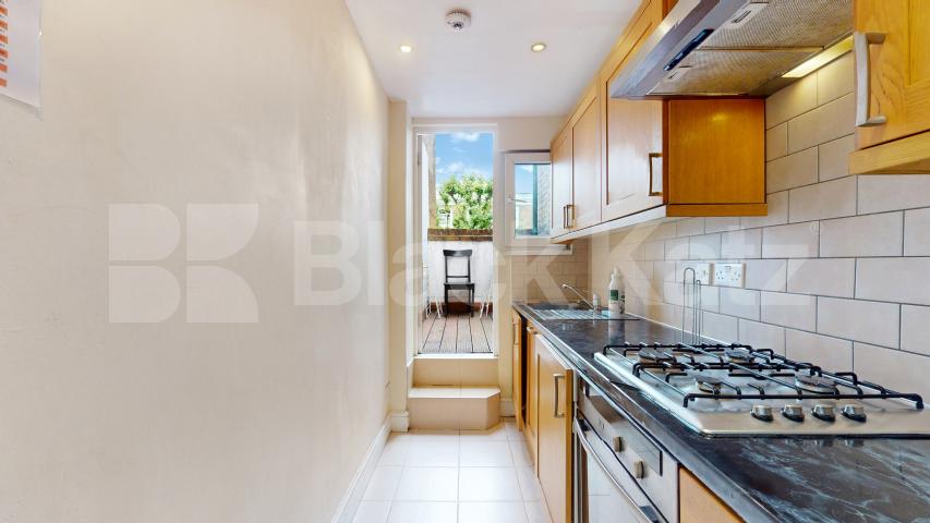 Stylish 3 Bedroom Flat on Quiet Residential Street Rochester Road, Camden